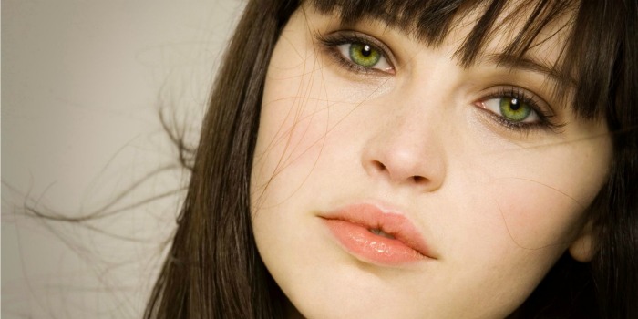 felicity-jones-close-up-wallpaper