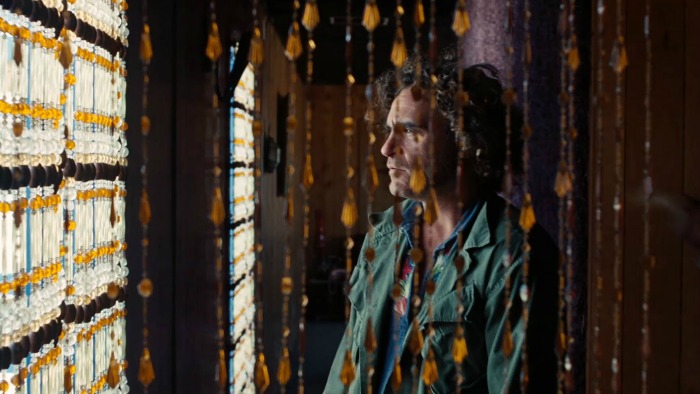 Joaquin Phoenix em cena de Vício Inerente, de Paul Thomas Anderson