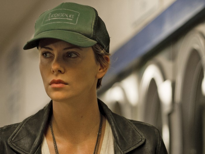 Cena de Lugares Escuros, com Charlize Theron
