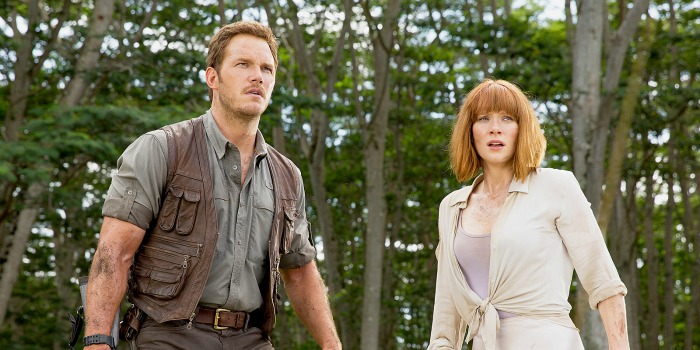 Chris Pratt e Bryce Dallas Howard em Jurassic World: O Mundo dos Dinossauros