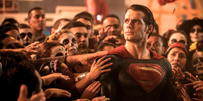 Henry Cavill como Superman em Batman vs Superman: A Origem da Justiça