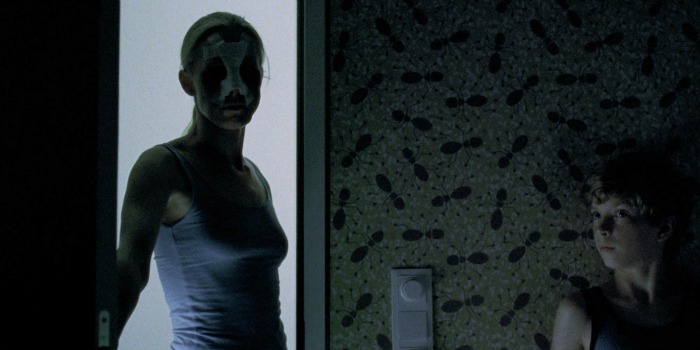 Crítica: Boa Noite, Mamãe: a dualidade da imagem no horror familiar