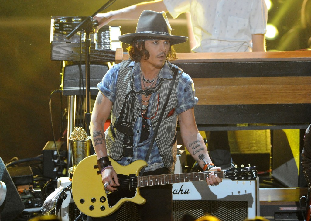Johnny Depp critica atores que usam fama para alavancar carreira de músico