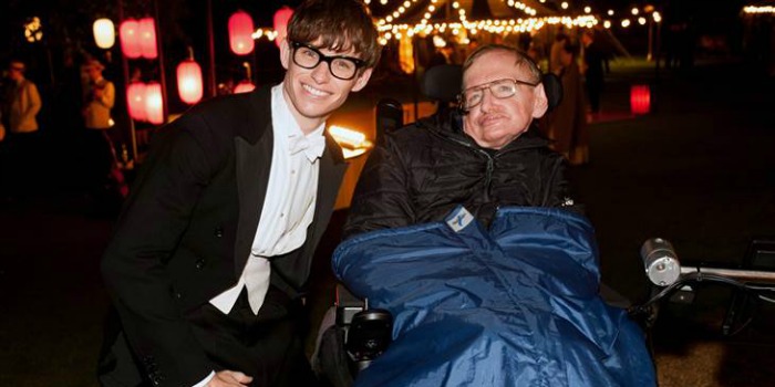 Stephen Hawking parabeniza Eddie Redmayne por Oscar