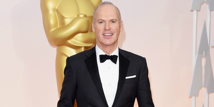 Vídeo flagra Michael Keaton guardando discurso no bolso após perder o Oscar