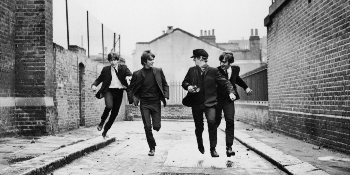 Filmagens inéditas dos Beatles na rodagem de “Help!” serão leiloadas