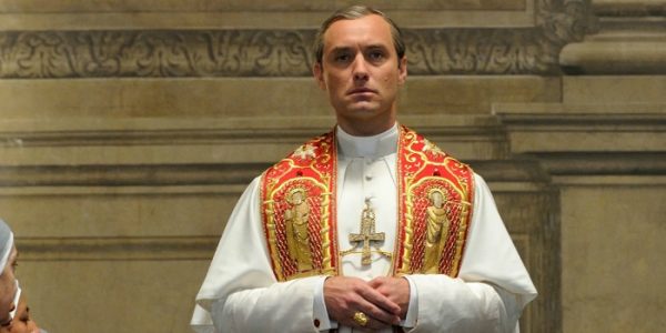 ‘The Young Pope’: Jude Law brilha em série esperta comandada por Paolo Sorrentino