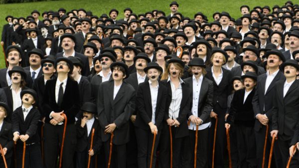 Centenas de ‘Carlitos’ celebram aniversário de Charles Chaplin na Suíça