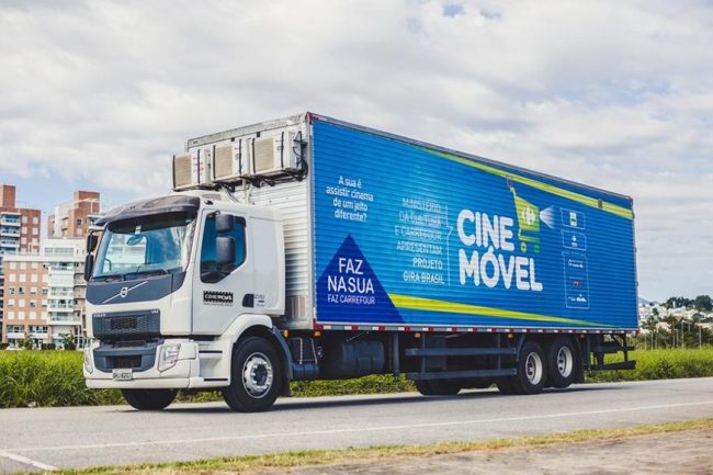 Cinema móvel do Carrefour passa por duas cidades do Amazonas