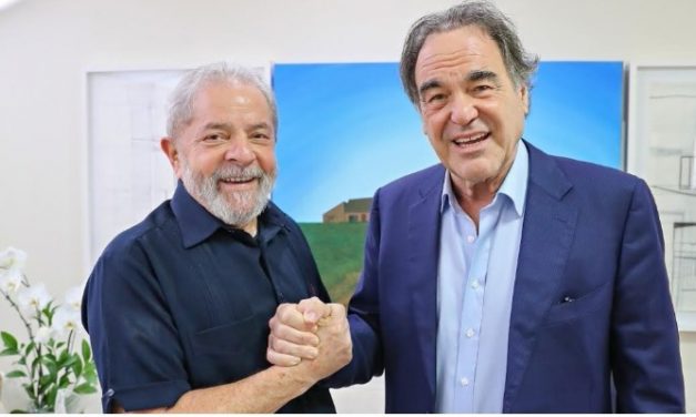 Oliver Stone assina petição para que Lula possa disputar eleição