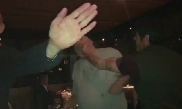 Vídeo flagra Harvey Weinstein levando dois tapas no rosto em restaurante