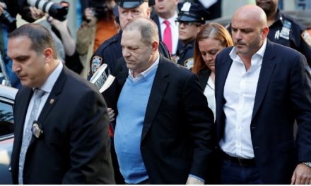 Por acusações sexuais, Harvey Weinstein se apresenta à polícia de Nova York
