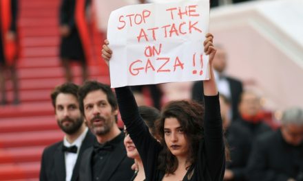 Atriz libanesa Manal Issa apoia Gaza no tapete vermelho de Cannes
