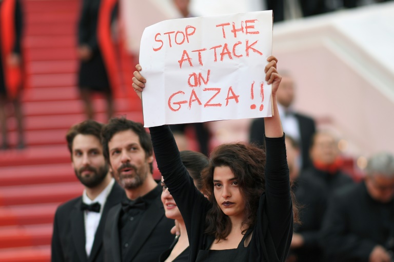 Atriz libanesa Manal Issa apoia Gaza no tapete vermelho de Cannes