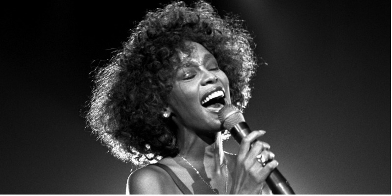 Segredos revelados e acusações familiares marcam documentário sobre Whitney Houston