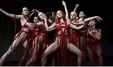 Dakota Johnson treinou danças de ‘Suspiria’ nos bastidores de ‘Cinquenta Tons de Liberdade’