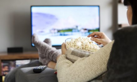Como assistir bons filmes no cinema ou em casa com desconto?
