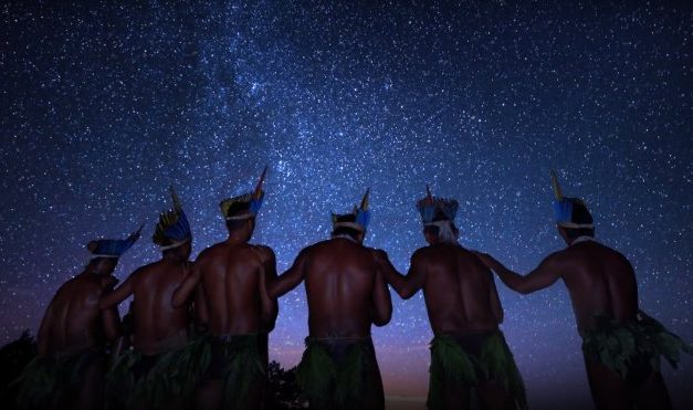 ‘O Céu dos Índios’: afeto marca fascinante viagem por culturas indígenas