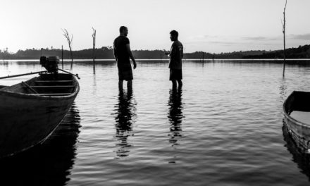 ‘O Reflexo do Lago’: documentário fica pela metade em muitos caminhos