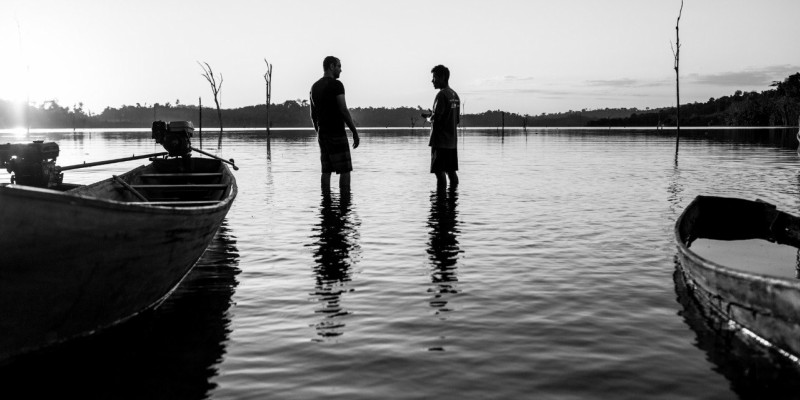 ‘O Reflexo do Lago’: documentário fica pela metade em muitos caminhos