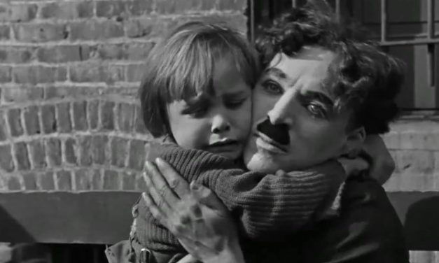 ‘O Garoto’: economia narrativa encontra sensibilidade máxima de Chaplin