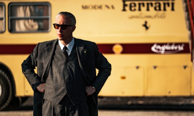 ‘Ferrari’: Michael Mann contido em drama sobre herói fora de seu tempo